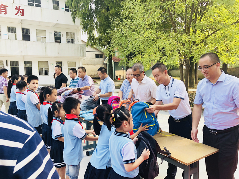 愛(ài)心助學(xué)點(diǎn)亮夢(mèng)想&mdash;&mdash;安吉華都、華悅物業(yè)聯(lián)合開展愛(ài)心捐贈(zèng)活動(dòng)