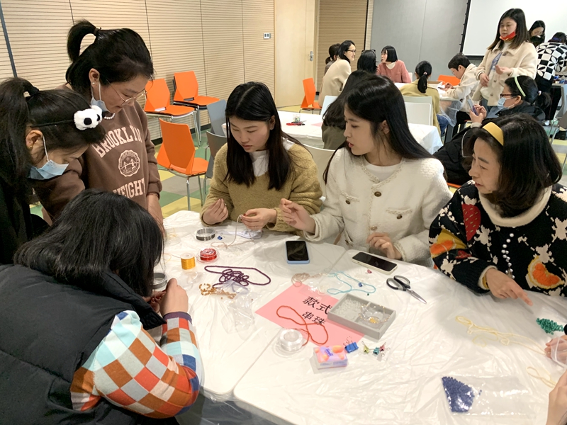 浙農(nóng)華貿(mào)工會開展&ldquo;三八&rdquo;節(jié)手串編織活動